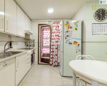Apartamento en azcona apartamento con 3 habitaciones amueblado con ascensor, parking, piscina, calefacción y aire acondicionado en Madrid