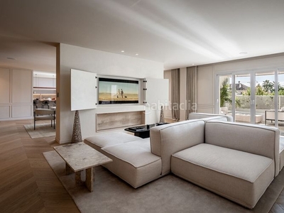 Apartamento impresionante apartamento de lujo en planta baja en la milla de oro con impresionantes vistas y exuberantes servicios. en Marbella
