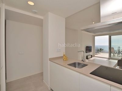 Ático con 2 habitaciones con ascensor, parking, aire acondicionado y vistas al mar en Fuengirola