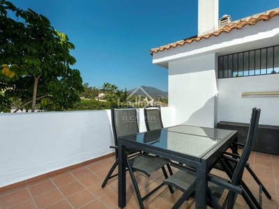 Ático en excelentes condiciones de 2 dormitorios con 35m² terraza en venta en nueva andalucía en Marbella