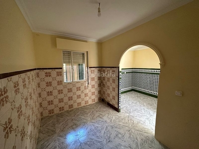 Casa adosada con 3 dormitorios 2 baños, salon, porche , patio con trastero en Bormujos