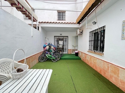 Casa adosada con 3 habitaciones con parking y aire acondicionado en Sanlúcar la Mayor