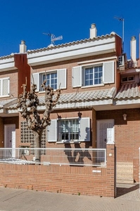 Casa adosada con 4 habitaciones con parking, calefacción y aire acondicionado en Murcia