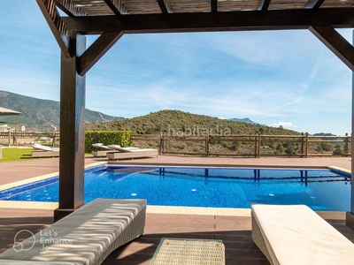 Casa con 3 habitaciones amueblada con piscina, jardín y vistas al mar en Benahavís