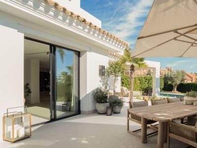 Casa con 5 habitaciones amueblada con parking, piscina, aire acondicionado, jardín y vistas al mar en Marbella