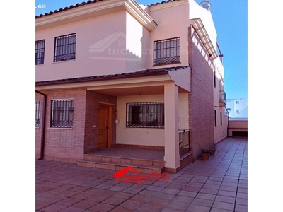 CASA EN VENTA CON PISCINA Y PARKING EN ALCOLEA