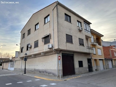 CASA ESQUINERA DE DOS PLANTAS CON ALMACÉN DE 155 M2