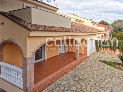 Casa pareada precioso chalet en urbanizaciónn privada torres de portacoeli. en Serra