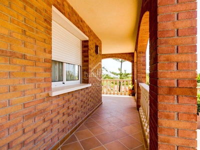 Casa unifamiliar de 4 dormitorios, con jardín, piscina, vistas al mar y a la montaña en venta en roda mar. en Roda de Barà