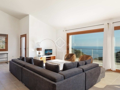 Chalet estupenda villa con vistas al mar en excelentes condiciones, en venta en Tossa de Mar