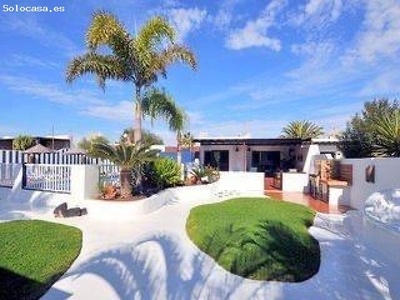 ¡Excepcional villa con jardín Cesar Manrique en Playa Blanca con un bungalow adicional!