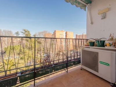 Piso con 3 habitaciones con ascensor y aire acondicionado en Madrid