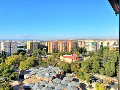 Piso con 4 habitaciones con ascensor, parking y aire acondicionado en Coslada