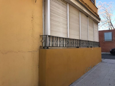 Piso con terraza en planta baja en barriada del monumento en San Juan de Aznalfarache