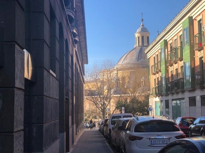 Piso en buen estado con terraza junto a la latina en Madrid