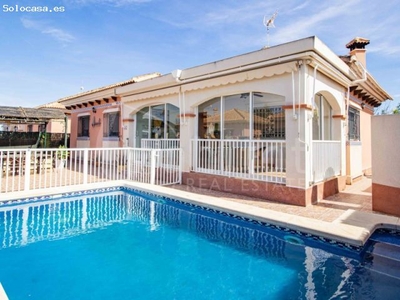 Villa independiente en planta baja con piscina privada a la venta en