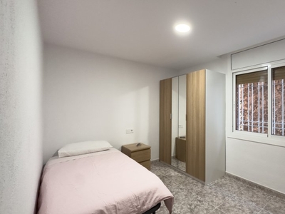 Se alquila habitación en piso de 3 habitaciones en Horta, Barcelona
