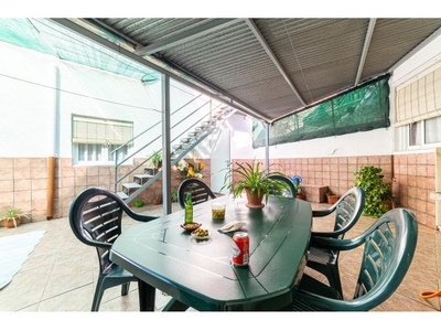 Dúplex de 4 dor. con patio semicerrado, terrazas acristalada y abierta, porche con jardín y garaje.