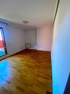 Alquiler de ático en Acacias de 1 habitación con terraza y piscina