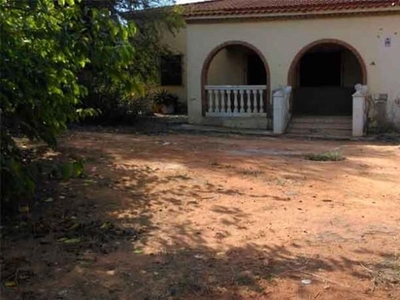 Casa con terreno en Carmona