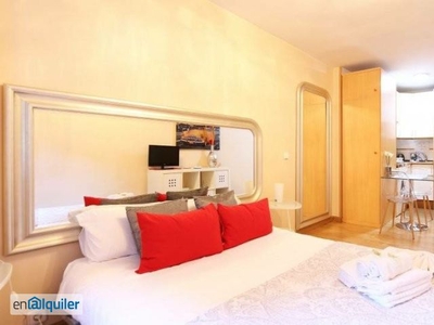 Elegante apartamento estudio con piscina, acceso al gimnasio y terraza en la azotea en alquiler en Chueca, junto al Tribunal de Metro