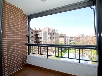 Piso en alquiler en Montecarmelo de 2 habitaciones con terraza y piscina