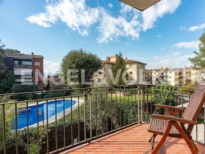 Piso en venta en calle Francesc Mateu de 4 habitaciones con terraza y piscina