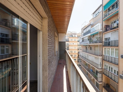 Piso en venta en calle Pedro Antonio de Alarcon de 3 habitaciones con terraza y balcón