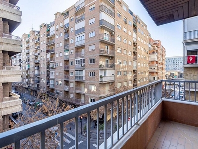 Piso en venta en calle Pedro Antonio de Alarcón de 5 habitaciones con terraza y garaje
