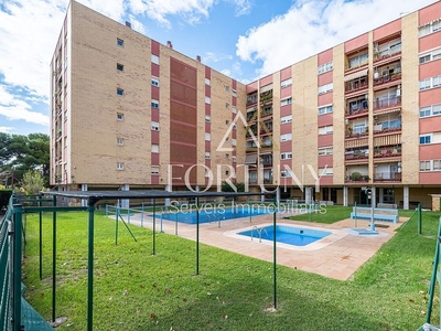 Piso en venta en calle Riu Tordera de 4 habitaciones con piscina y garaje
