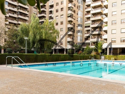 Venta de piso en Romareda de 4 habitaciones con terraza y piscina