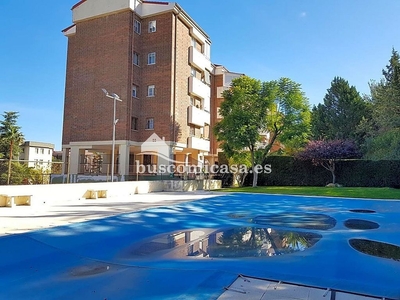 Venta de piso en Santa Isabel de 4 habitaciones con terraza y piscina
