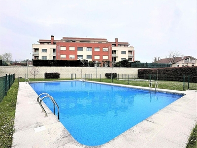 Venta de piso en urbanización Las Alondras de 3 habitaciones con terraza y piscina