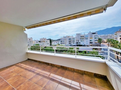 Alquiler apartamento con 2 habitaciones amueblado con ascensor, parking, piscina y aire acondicionado en Benalmádena