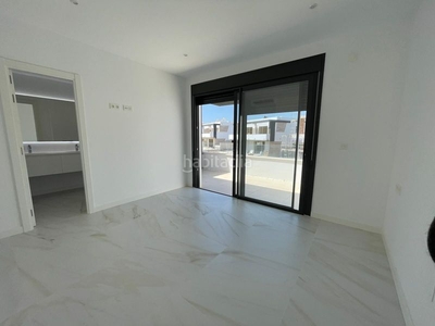 Alquiler casa adosada con 4 habitaciones con parking y aire acondicionado en Estepona
