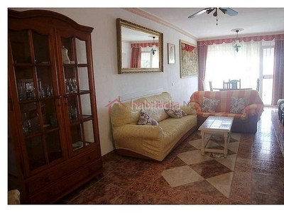 Apartamento esta propiedad es muy espacioso con un comedor y sala de estar, en Nerja