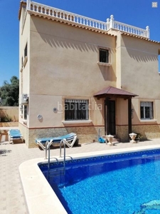Chalet estupendo chalet independiente con dos plantas y piscina privada. en Alcázares (Los)