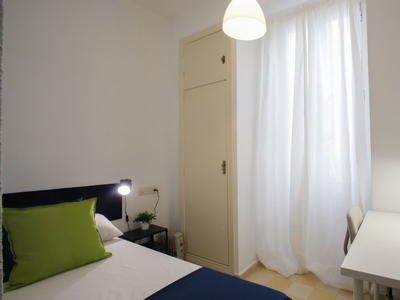 Linda habitación para alquilar en un apartamento de 5 dormitorios en L'Eixample