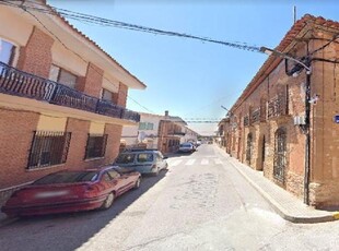 Presentamos una impresionante casa adosada de obra nueva en Casas de Fernando Alonso, Cuenca, ideal para parejas que buscan espacio y comodidad