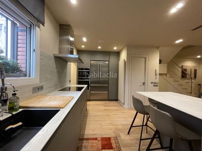 Alquiler casa pareada con 4 habitaciones amueblada con parking, calefacción, aire acondicionado y vistas a la montaña en Barcelona