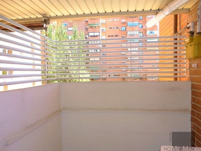 Alquiler piso estudio home ofrece vivienda excelente de 123m2 construidos, según catastro, en cuarta planta exterior y orientación este. para entrar a vivir. en La Paz. en Madrid