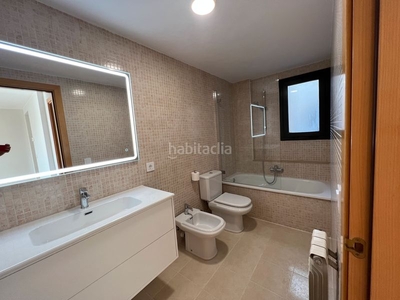 Alquiler piso soleado piso de dos dormitorios sin muebles con parquing en Girona