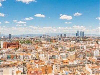 Ático con 3 habitaciones con aire acondicionado en Madrid