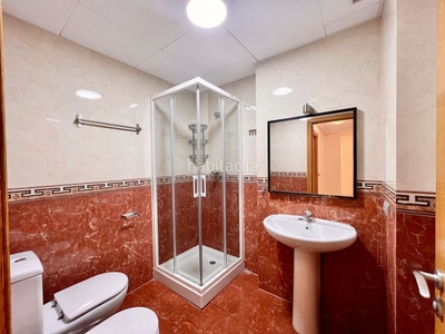 Ático con 3 habitaciones con ascensor, parking, calefacción, aire acondicionado y vistas al mar en Benalmádena