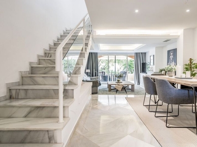 Casa adosada adosado espacioso y recientemente renovado en Marbella