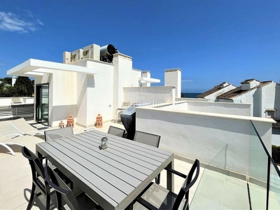 Casa adosada con 4 habitaciones con parking, piscina, aire acondicionado y vistas al mar en Estepona