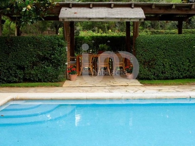 Casa con 8 habitaciones con parking, piscina, calefacción y jardín en Santa Susanna