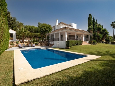 Casa estilo tradicional, amplio y luminoso, cuatro dormitorios, casa unifamiliar con piscina privada, a poca distancia de los servicios, en el corazón del valle del golf de nueva andalucía. en Marbella