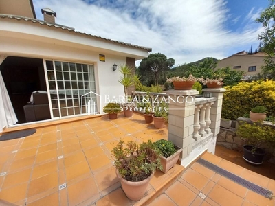 Chalet casa con piscina y gran jardín con vistas al montseny en Tordera