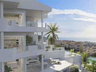 Dúplex con 3 habitaciones con ascensor, piscina, calefacción, aire acondicionado y vistas al mar en Benalmádena